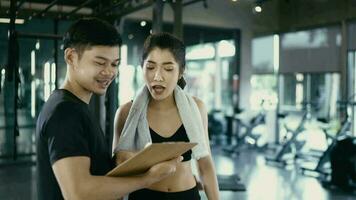 passen Frau reden zu ihr Trainer beim das Fitnessstudio video