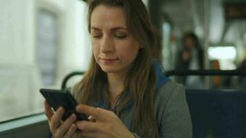 público transporte. mulher dentro eléctrico usando Smartphone video