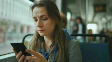 Publique transport. femme dans tram en utilisant téléphone intelligent video