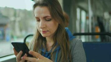 Publique transport. femme dans tram en utilisant téléphone intelligent video