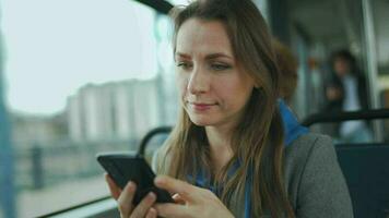 offentlig transport. kvinna i spårvagn använder sig av smartphone video