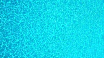 Blau Wasser im das Schwimmen Schwimmbad mit Licht Reflexionen video