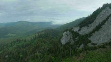 en volant par le des nuages, proche à le rochers. haute tatras, la slovaquie video