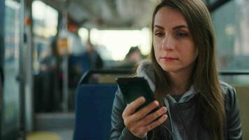 Publique transport. femme dans tram en utilisant téléphone intelligent video