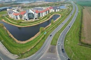 alto ángulo imágenes de nuevo construido completamente avanzado y moderno residencial inmuebles a Bedford ciudad de Inglaterra Reino Unido. el imágenes estaba capturado con drones cámara en 22-abril-2023 foto