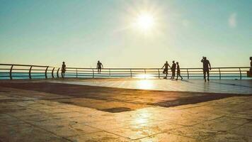 batumi, Georgia - - 6 .. August ,2022 - - statisch Zeit Ablauf Tourist gehen auf Batumi Seebrücke im Sommer- berühmt Reise Ziel im Georgia, Kaukasus video