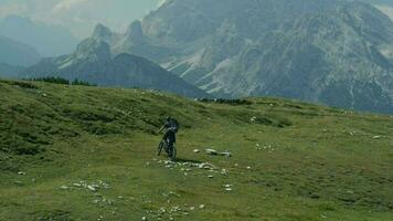 motorista montando en el escénico montaña sendero en italiano dolomitas. video