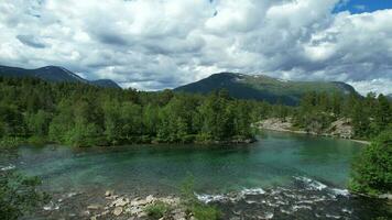 f46 cenário de backup rochoso cama alpino rio dentro a Vestland município do Noruega. video