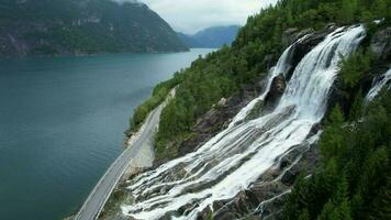 furebergfossen cascade dans le Norvège vestland comté. video