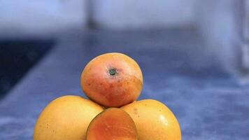 amarillo maduro mango frutas rebanada en un oscuro antecedentes. de cerca atención video