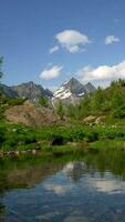 alpine landschap van de Brembana vallei met klein meer en pizza del diavolo video