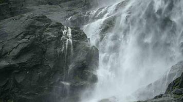 grand norvégien cascade dans le Nordland comté. video