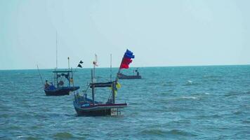 pequeno pescaria barco é ancorado em a costa dentro uma rude mar, Bangsan chonburi. transporte conceito video