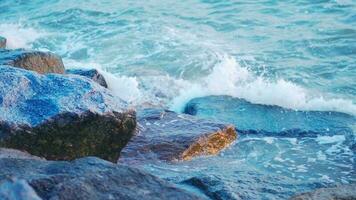océan vagues s'écraser contre le rochers cette ligne le littoral. video