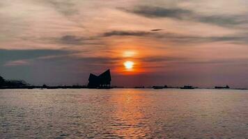 puesta de sol en el paisaje de la playa, ya sean los tonos cálidos de un amanecer o un atardecer, el reflejo brillante del sol en las nubes, el cielo y las nubes tienen el poder de inspirar sentimientos de asombro y asombro video