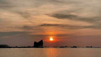 lucht zonsondergang Bij strand landschap, of zijn de warm tinten van een zonsopkomst of zonsondergang, glinsterende reflectie van de zon Aan de wolken, de lucht en wolken hebben de macht naar inspireren gevoelens van ontzag en zich afvragen video