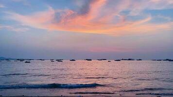 puesta de sol en el paisaje de la playa, ya sean los tonos cálidos de un amanecer o un atardecer, el reflejo brillante del sol en las nubes, el cielo y las nubes tienen el poder de inspirar sentimientos de asombro y asombro video