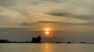 ciel coucher de soleil sur un paysage de plage, qu'il s'agisse des teintes chaudes d'un lever ou d'un coucher de soleil, reflet scintillant du soleil sur les nuages, le ciel et les nuages ont le pouvoir d'inspirer des sentiments d'émerveillement et d'émerveillement video