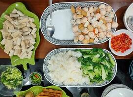 un vibrante y nutritivo formación de asiático platos muy lleno con Fresco vegetales para un sano hora de comer banquete Fresco y sano asiático cocina foto