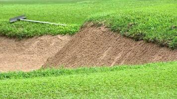 golfbaan zandbak bunker esthetische achtergrond, gebruikt als obstakels voor golfwedstrijden voor moeilijkheidsgraad en van de baan vallen voor schoonheid. video