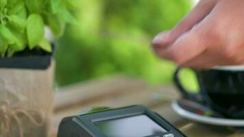 nfc Anerkennung Karte Zahlung. Frau bezahlen mit kontaktlos Anerkennung Karte mit nfc Technologie zu Zahlen bestellen auf Bank Terminal im ein Cafe video