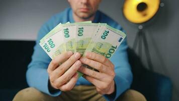 Mann Zählen Euro Banknoten. Konzept von Investition, Erfolg, finanziell Aussichten oder Werdegang Förderung video
