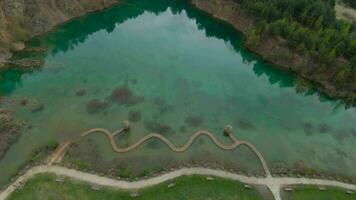 vlucht over- de turkoois oppervlakte van de meer, de Woud groeit Aan de oever. grodek park, Polen video