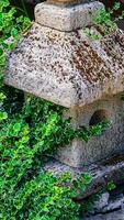 jardín decoraciones hecho de piedras y Roca esculturas entre bonito verduras. foto