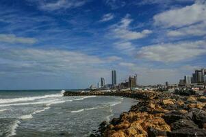 ajmán, unido árabe emiratos - ajman corniche playa hermosa costa en el ciudad céntrico zona . foto