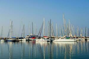 mar bahía. yates y barcos en el bahía. yates a el muelle. vacaciones en un yate. descanso en el mar. marina antecedentes. foto