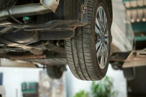 de cerca coche rueda garaje cambiando ruedas concepto de auto reparar y mantenimiento servicio. foto