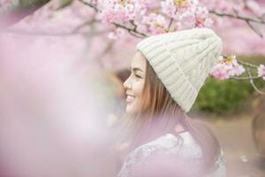 atractivo mujer es disfrutando con Cereza florecer en matsuda , Japón foto