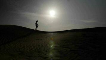 hombre caminando en medio oriental Desierto arena duna paisaje video