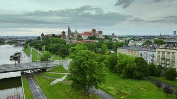 aéreo Visão do wawel real castelo e catedral. Cracóvia, Polônia video