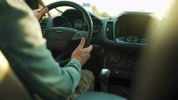 hombre unidades un coche a lo largo el camino, el ajuste Dom brilla en el parabrisas video