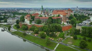 antenn se av wawel kunglig slott och katedral. Krakow, polen video