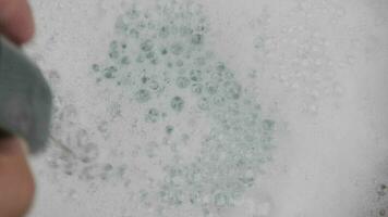 textura de blanco jabón espuma con resumen jabón burbujas antecedentes. video