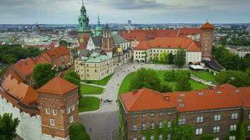 antenn se av wawel kunglig slott och katedral. Krakow, polen video