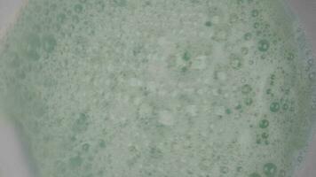 textura de blanco jabón espuma con resumen jabón burbujas antecedentes. video