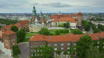 aéreo ver de wawel real castillo y catedral. cracovia, Polonia video