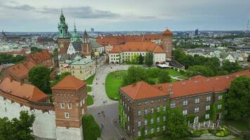 antenn se av wawel kunglig slott och katedral. Krakow, polen video