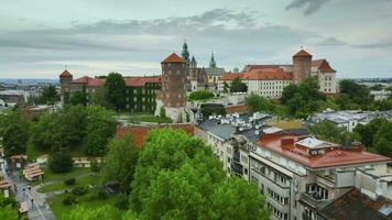 aéreo Visão do wawel real castelo e catedral. Cracóvia, Polônia video