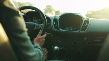 hombre unidades un coche a lo largo el camino, el ajuste Dom brilla en el parabrisas video