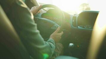 hombre unidades un coche a lo largo el camino, el ajuste Dom brilla en el parabrisas video