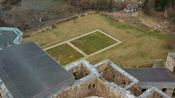 ljus runt om de skön historisk ruiner av de krzyztopor slott, polen. filmad på fpv Drönare video