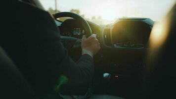 hombre unidades un coche a lo largo el camino, el ajuste Dom brilla en el parabrisas video