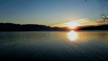 Lac Montagne coucher de soleil, magnifique paysage video