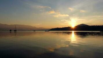 lindo lago montanha pôr do sol, mulher caminhando de video