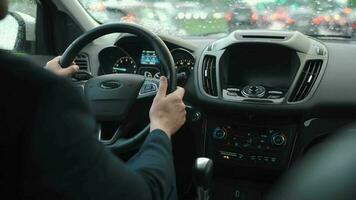 homme disques une voiture le long de le route dans le ville pendant le pluie video