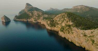 escénico parte superior abajo ver de un montañoso región en Mallorca con acantilados balear islas, España video